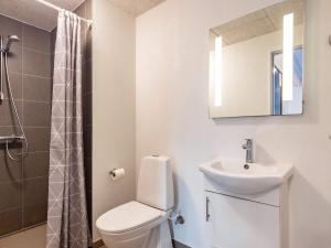 un bagno bianco con un water e un lavandino di 5 star holiday home in Jerup a Bratten Strand Altre 10 foto