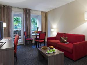 Χώρος καθιστικού στο Apartment with pool park view