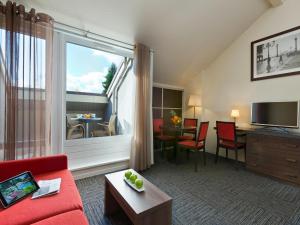 Χώρος καθιστικού στο Apartment with pool park view