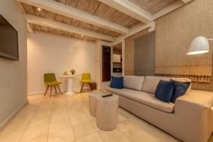 a living room with a couch and a table at APARTAMENTO CON VISTA Al MAR in Cartagena de Indias