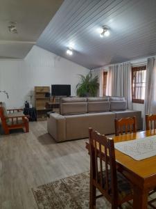 ein Wohnzimmer mit Sofa und Tisch in der Unterkunft Casa Amarela in Torres