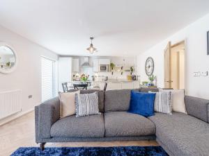 ウィットビーにあるPannett Placeのリビングルーム(グレーのソファ付)、キッチンが備わります。