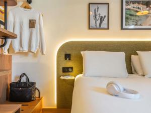 A bed or beds in a room at ibis Styles Marseille Palais des Congrès Vélodrome Még 78 kép