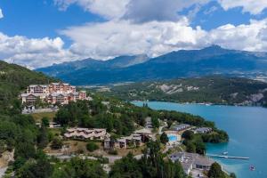 - Vistas aéreas a un complejo con lago y montañas en Chorges Lakeside Stay with a Fireplace, en Grand PrÃ©