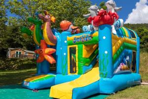 una casa inflable en un parque en Chorges Lakeside Stay with a Fireplace, en Grand PrÃ©