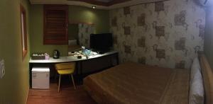 Dormitorio pequeño con cama y escritorio con fregadero en Nakwon Arcade Sky Motel en Seúl