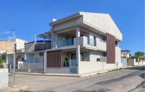 ein Haus an der Seite einer Straße in der Unterkunft 4 Bedroom Awesome Apartment In Kaukana in Marina di Ragusa + 9 Fotos