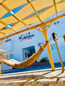 una hamaca frente a un edificio en Dolphina hotel & Restaurant, en Dahab
