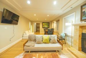 Un televizor și/sau centru de divertisment la Luxury Glenview Retreat with Stunning Amenities