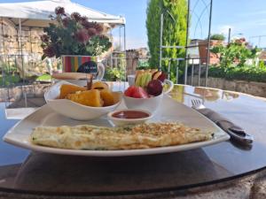 a plate with an omelet and bowls of food on a table at Hotel Vintage "Rialto" in Quetzaltenango
