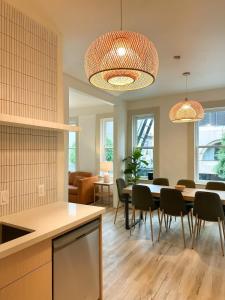 Una cocina y un comedor con mesa y sillas. en Union Square City Living with view, en San Francisco