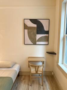 Habitación con cama y mesa con silla en Dorm Style Short Term Housing with view, en San Francisco