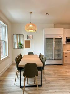 Un comedor con mesa y sillas de madera. en Newly Designed Dorm-Style Room, en San Francisco