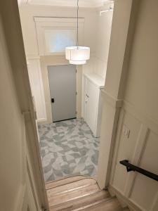 un pasillo con una puerta blanca y una luz colgante en Newly Designed Dorm-Style Room, en San Francisco 28 fotos más