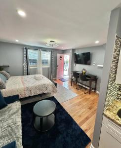 フィラデルフィアにあるEntire rental studio unit in Queen Village Phillyのベッドルーム1室(ベッド1台付)、リビングルーム(デスク付) +28枚の写真