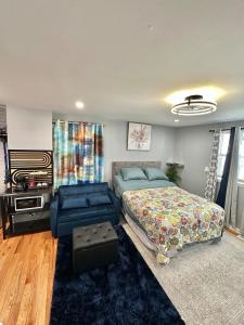 フィラデルフィアにあるEntire rental studio unit in Queen Village Phillyのベッドルーム1室(ベッド1台、布団1組付)