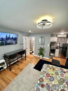 フィラデルフィアにあるEntire rental studio unit in Queen Village Phillyのベッドとダイニングルームのあるリビングルーム