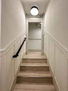 un pasillo con una escalera con una luz en él en Cozy City-View Room City View, en San Francisco 21 fotos más