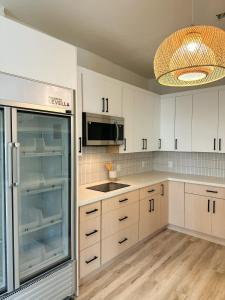 eine Küche mit weißen Schränken und einem Kühlschrank in der Unterkunft Great city view cozy room at SF in San Francisco + 10 Fotos