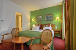 Postel nebo postele na pokoji v ubytování Timhotel Invalides Eiffel