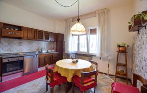 cocina con mesa con sillas y comedor en 3 Bedroom Gorgeous Home In Pistoia, en Ponte Nuovo