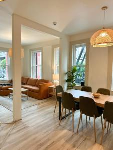 Un comedor y una sala de estar con mesa y sillas. en Near Union Square, en San Francisco 18 fotos más