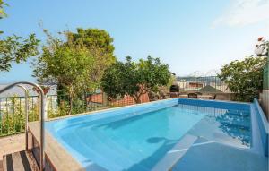 アグローポリにあるBeautiful Apartment In Agropoli With Wifiの塀の横にある青い大型スイミングプール