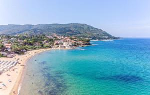 アグローポリにあるBeautiful Apartment In Agropoli With Wifiの人と海の空の景色 +21枚の写真