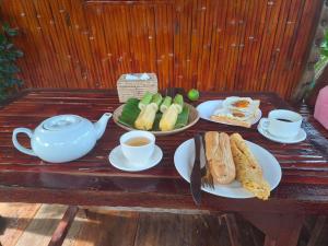 un tavolo con piatti e tazze di tè di Savet Family Homestay & Tour a Battambang Altre 15 foto