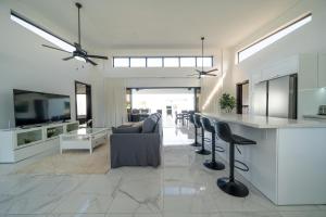 Μια τηλεόραση ή/και κέντρο ψυχαγωγίας στο Luxury Villa, Pool & Prime Location