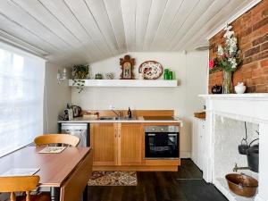 Кухня или мини-кухня в Alice's Cottages
