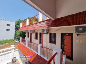 Puducherry Airpoertにあるvvj RESIDENCYの赤いドア付きの家