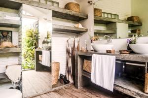 Un baño con dos lavabos y un espejo. en Lila Boutik Residence, en Canggu