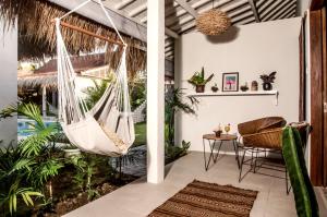 eine Hängematte, die in einem Raum mit Pflanzen hängt in der Unterkunft Lila Boutik Residence in Canggu