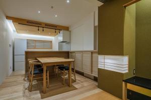 eine Küche mit Tisch und Stühlen in einem Zimmer in der Unterkunft Kaga - House - Vacation STAY 17904 in Kaga
