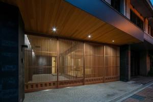 ein Gebäude mit einem großen Käfig an der Seite in der Unterkunft Kaga - House - Vacation STAY 17904 in Kaga