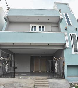 马哈巴利普拉姆MK Beach day的蓝色房子,带车库