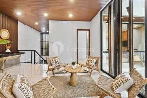 a living room with chairs and a table at Santari Villa by Kozystay - Canggu in Pererenan