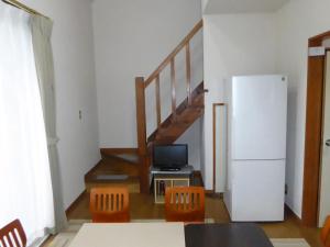 箱根町にあるサンテラス箱根のキッチン(冷蔵庫、テーブル、椅子付)