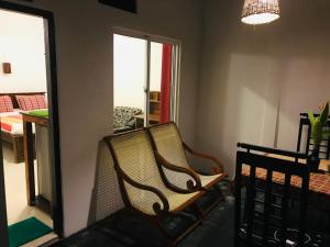 een kamer met een schommelstoel en een spiegel bij The Sea Sun villa in Unawatuna +44 foto's