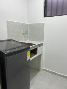 a kitchen with a sink and a trash can at Moderno apartamento en el centro in Santa Rosa de Cabal