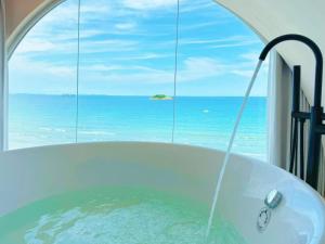 een bad met uitzicht op de oceaan bij Cloud Coast Hotel in Kang-k'ou +169 foto's