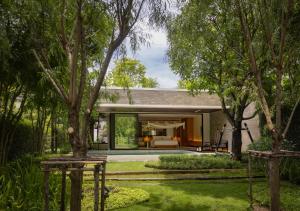 rezydencja z ogrodem i domem w obiekcie Nimman Private Luxury Pool Villa Resort Khao Yai w mieście Ban Rai Khlong Sai