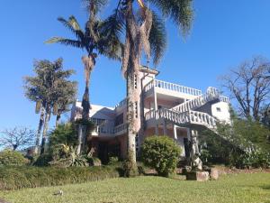 大普拉亚Primeiro Hostel的一栋门前有棕榈树的房子