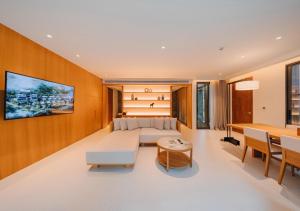 salon z kanapą i stołem w obiekcie Nimman Private Luxury Pool Villa Resort Khao Yai w mieście Ban Rai Khlong Sai