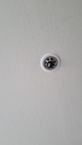 a white ceiling with a metal object in the middle at Huestay Gumdan in Incheon