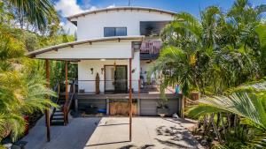 een huis met een prieel erop bij Shambala Pet Friendly Apartments Agnes Water in Agnes Water