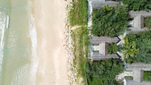 una vista dall'alto della spiaggia e dell'oceano di Resort Hoa Loi a Vĩnh Cửu Lỏi (1)