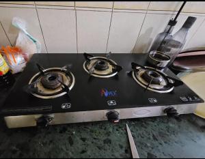 Kuchyň nebo kuchyňský kout v ubytování Ac Bed Apartment And breakfast At ovale naka Thane west