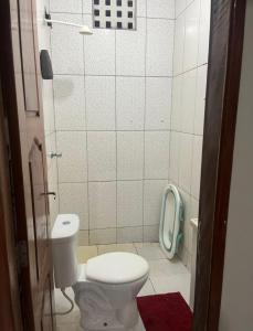 Un pequeño baño con inodoro y ducha. en Casa grande Com 2 quartos e 2 suítes, en Castanhal